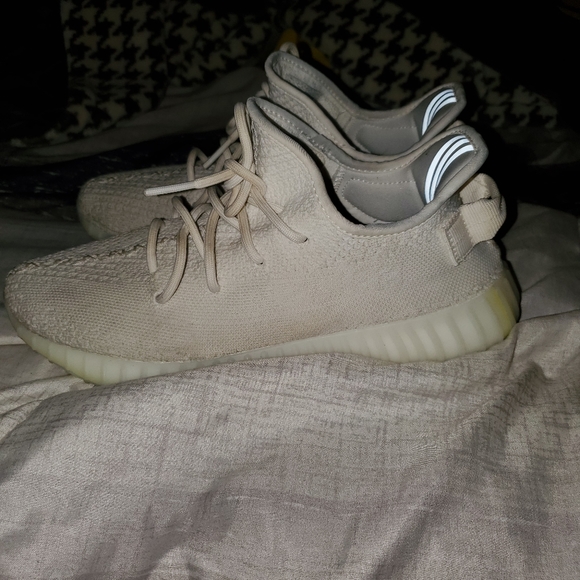 I'm selling a pair of yeezys - Picture 2 of 3